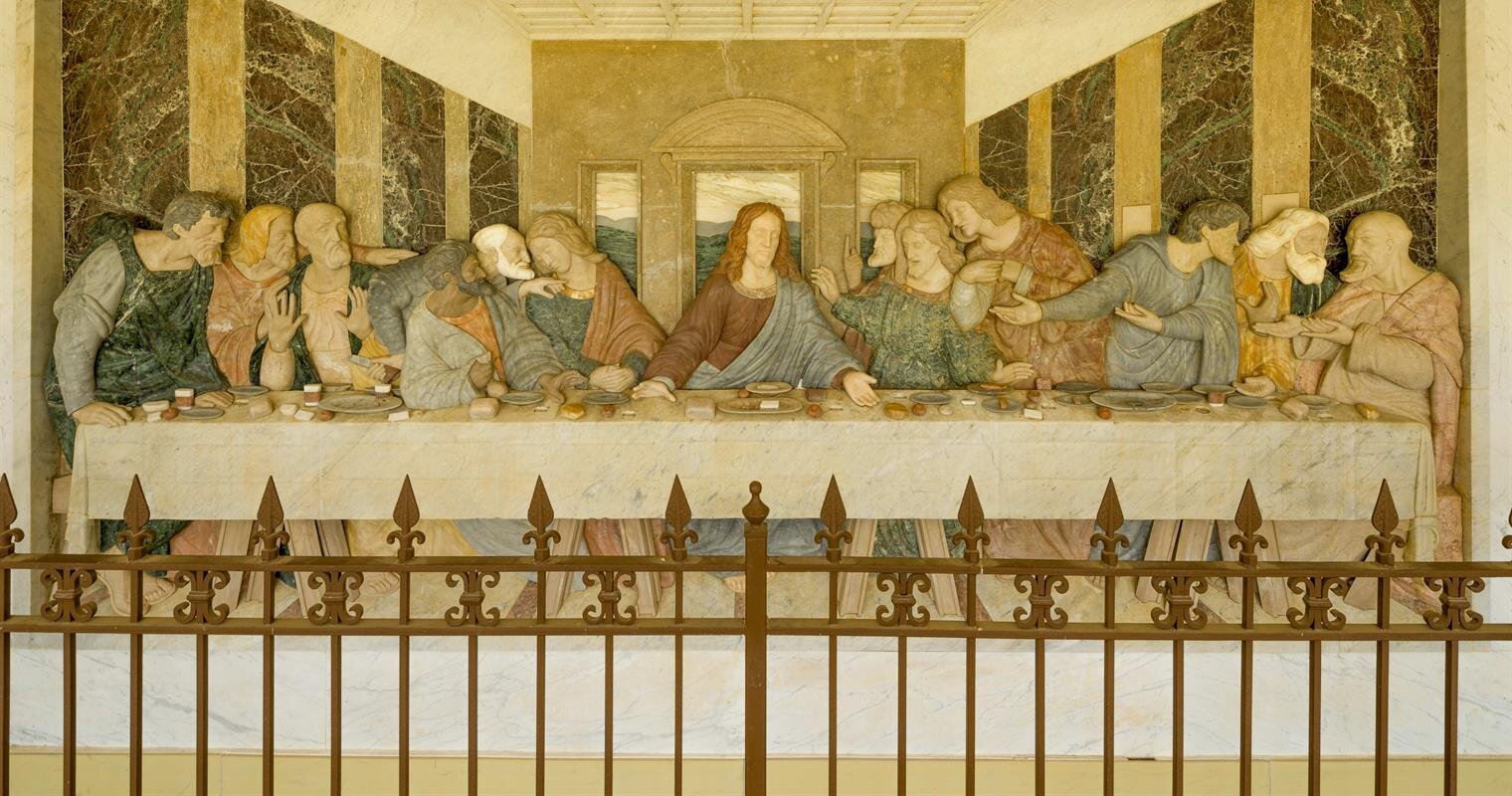 Elegant mural shows Jesus sharing a meal with his disciples in a historic interior.