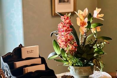 A vase of flowers on a table