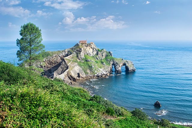 Coastal cliff view honoring loved ones with Albany, NY cremation services