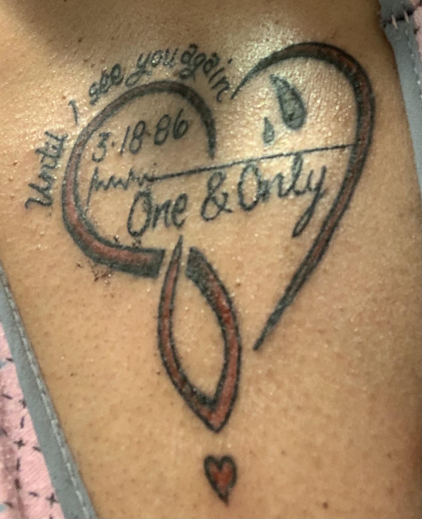 Tattoo displays a heart design with an inscription dedicated to a loved one.