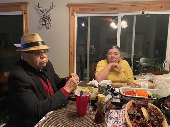 Friends enjoy tasty dishes and share stories in a warm kitchen atmosphere during the evening.