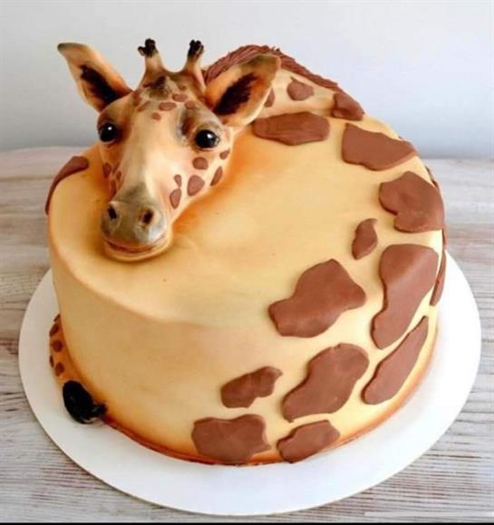 A delightful giraffe cake showcases vibrant colors and intricate details, perfect for a birthday.