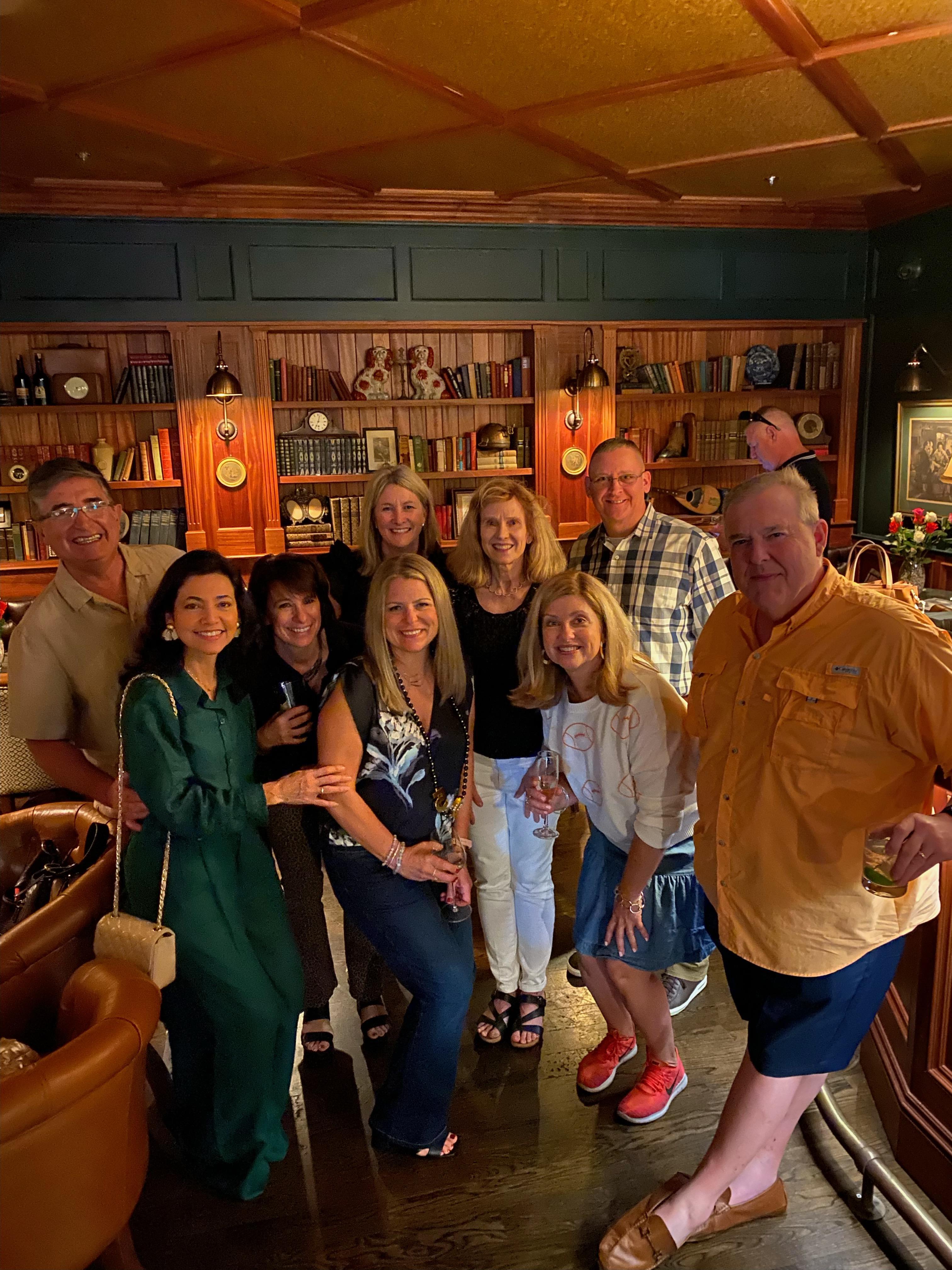 Friends gather in a warm bar atmosphere, sharing drinks and stories in the evening.