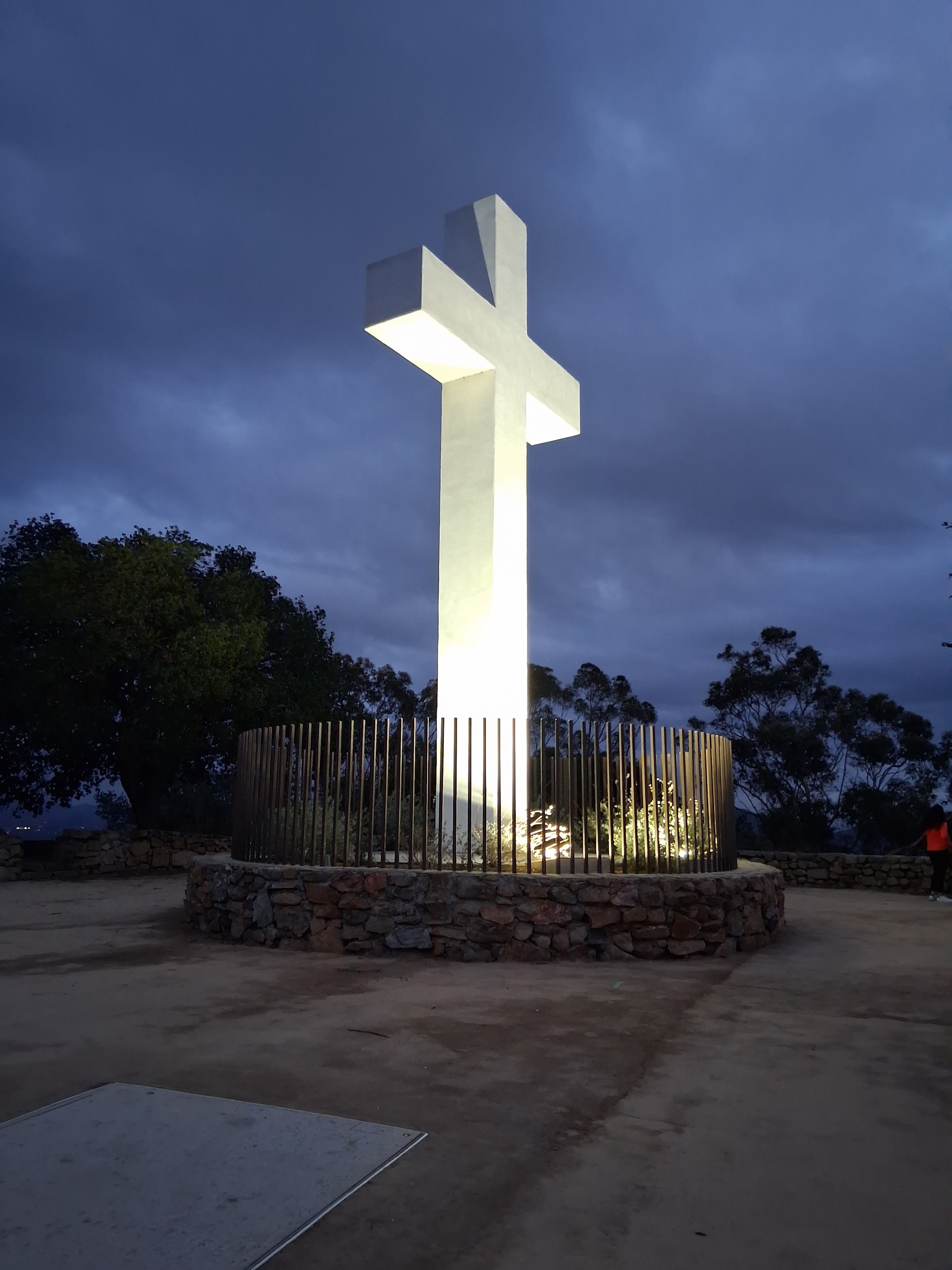 A large cross in a circle