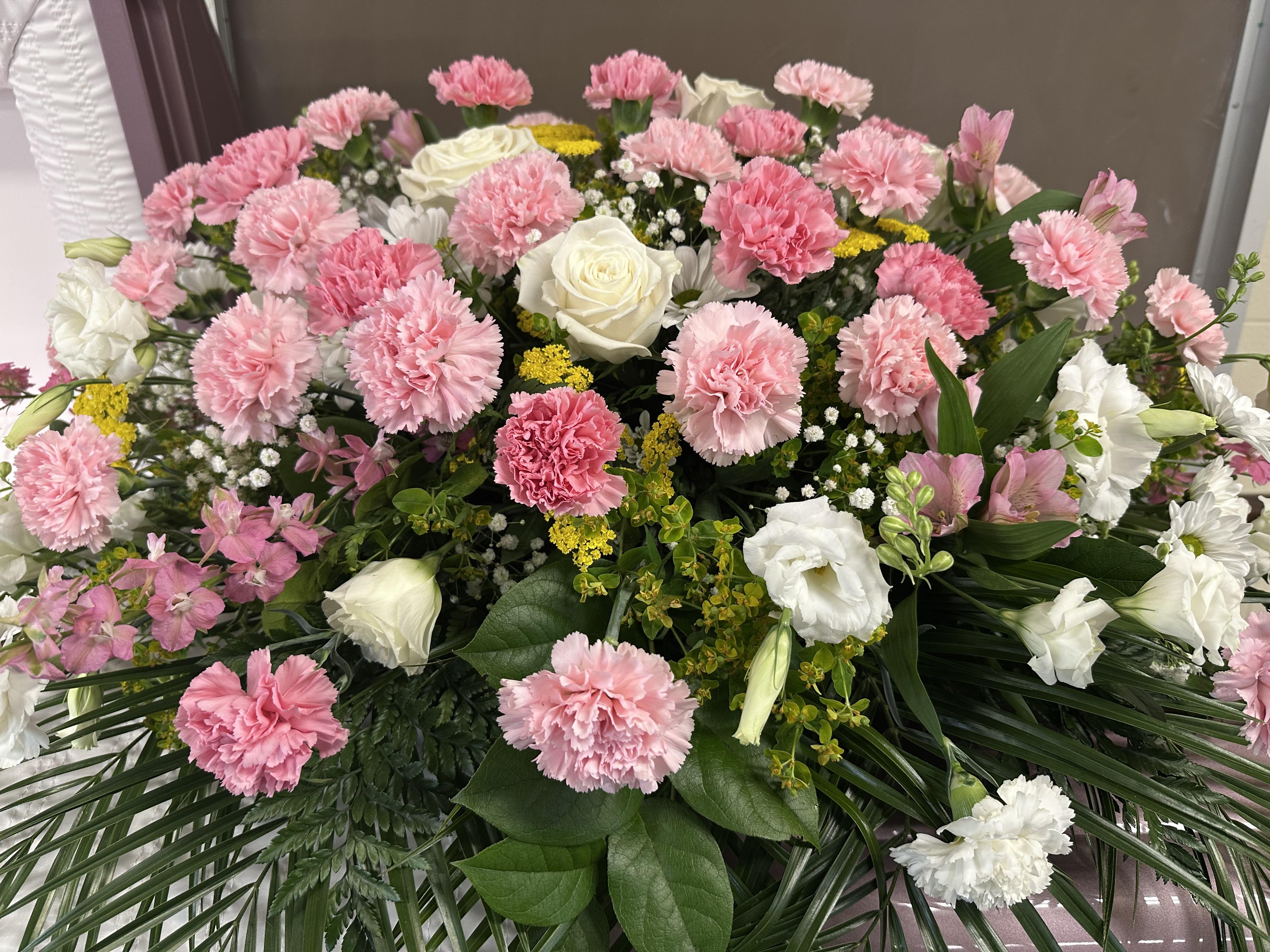 A bouquet of pink and white flowers