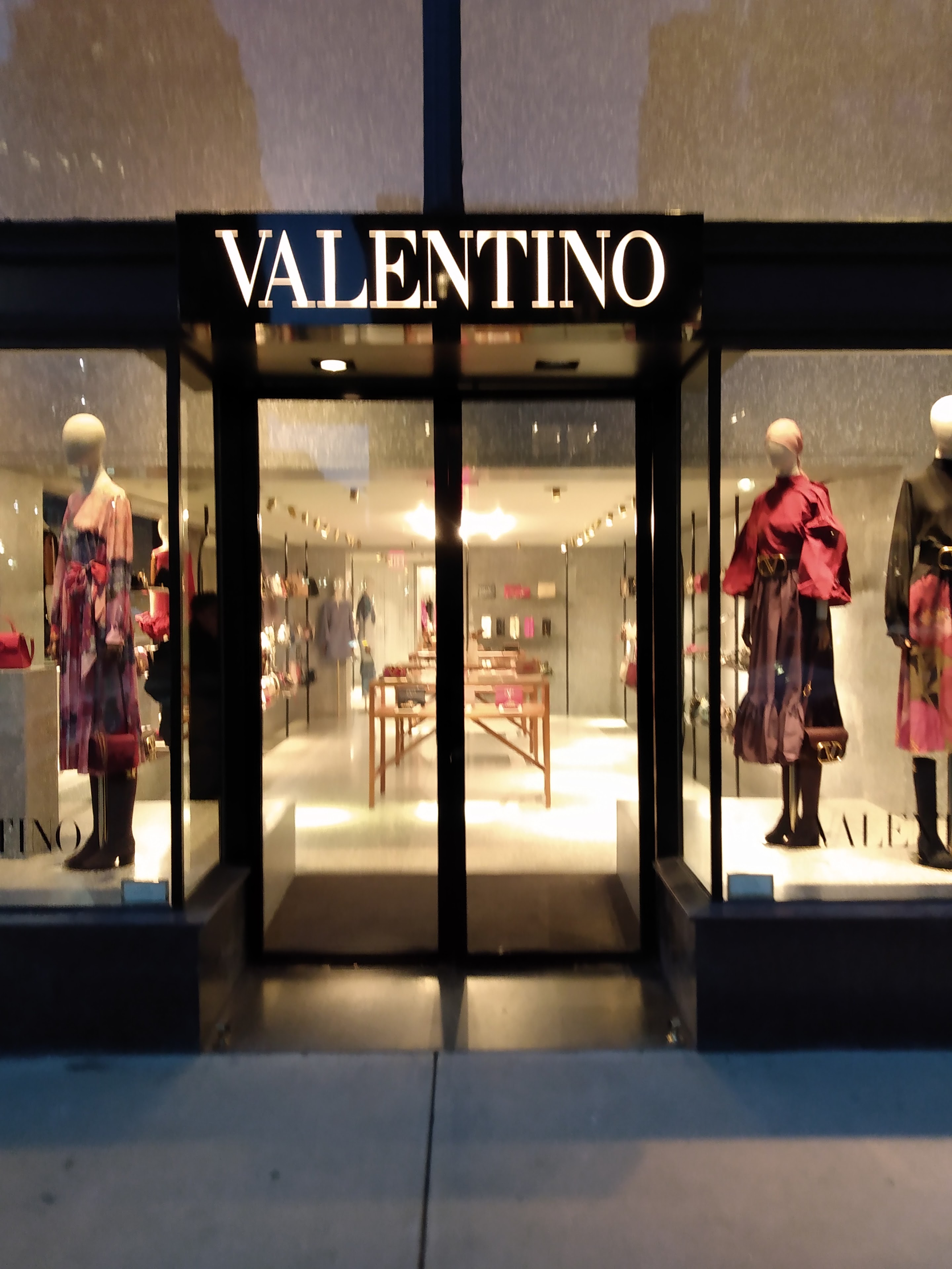 A store front with mannequins in the window