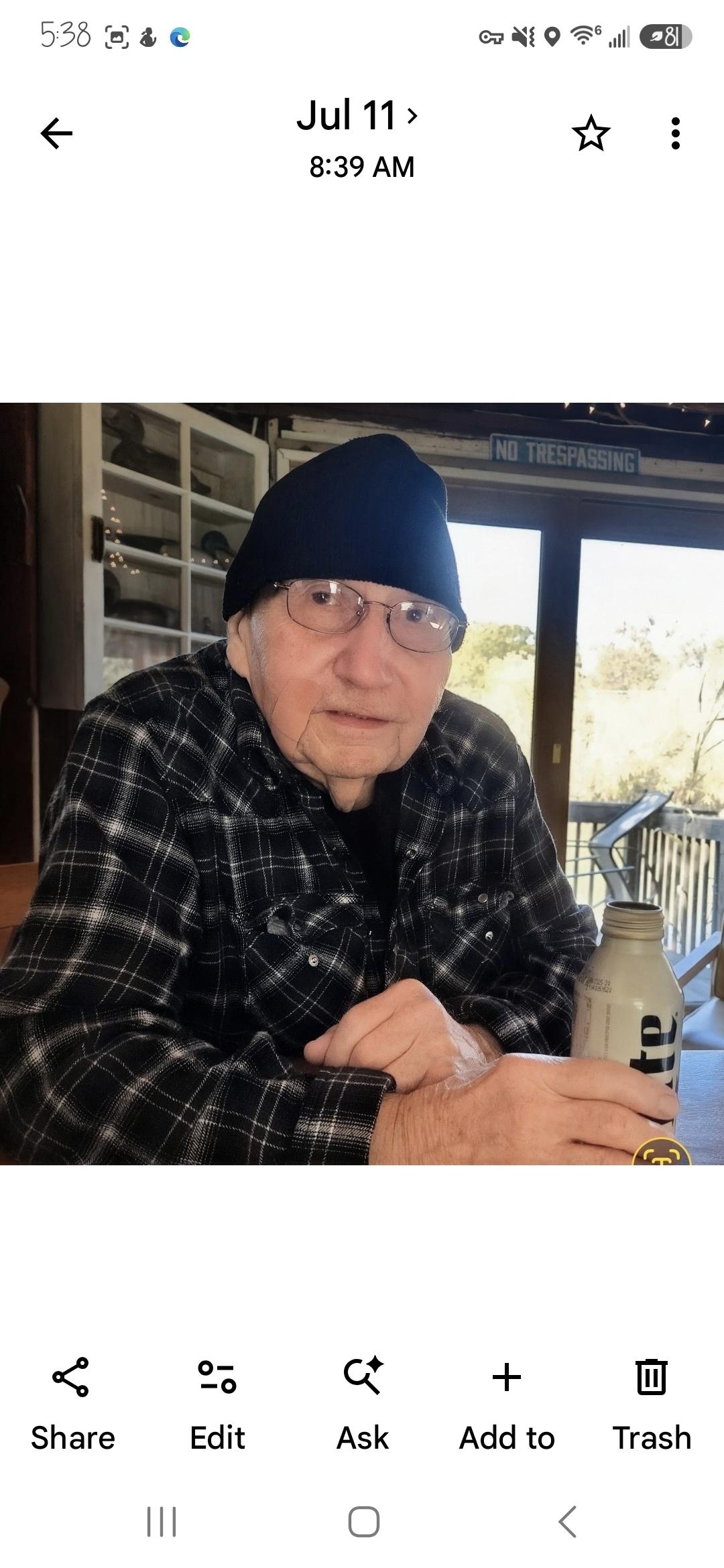 An old man wearing glasses and a hat