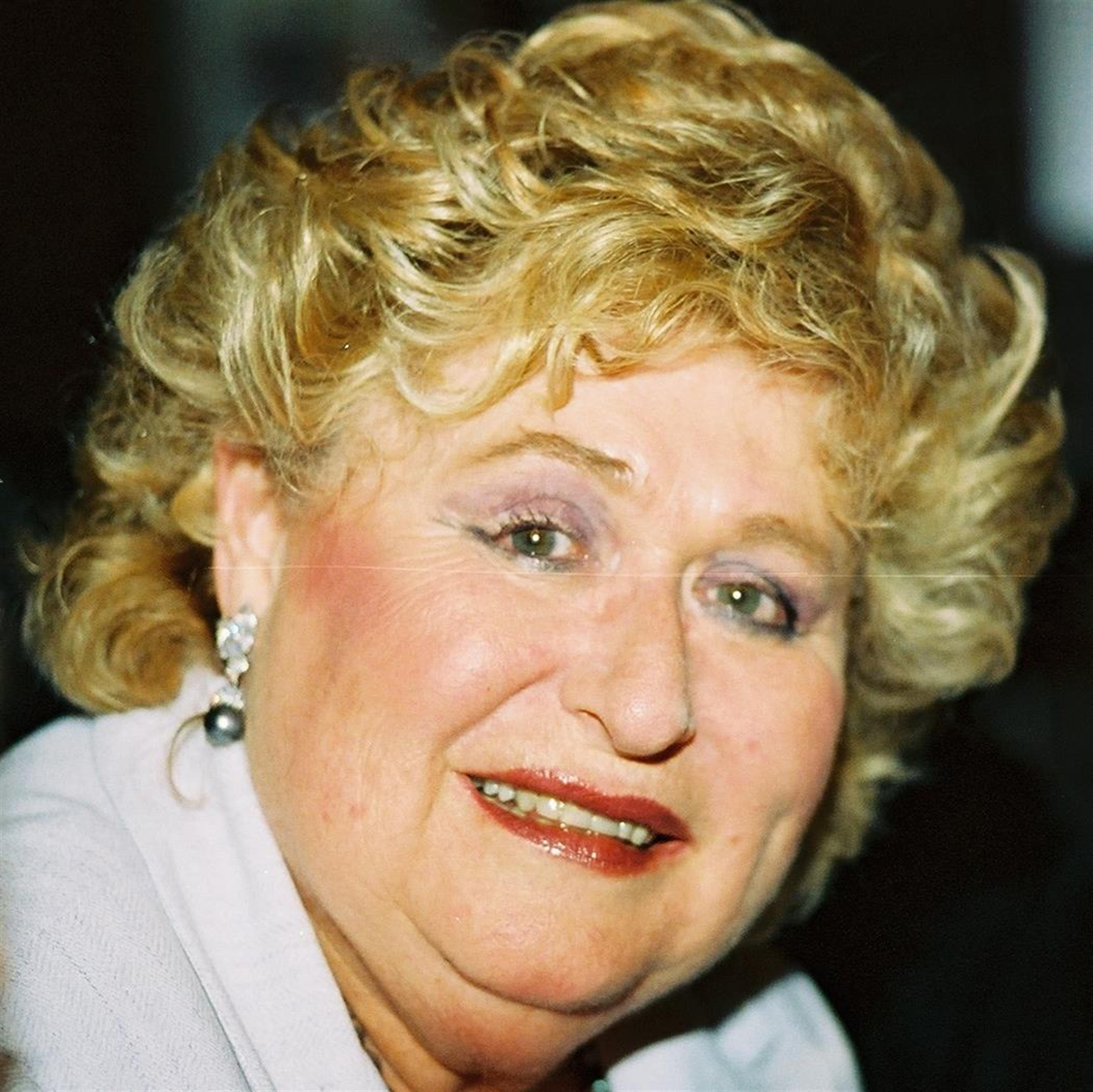 Mrs. Nieves Olemberg