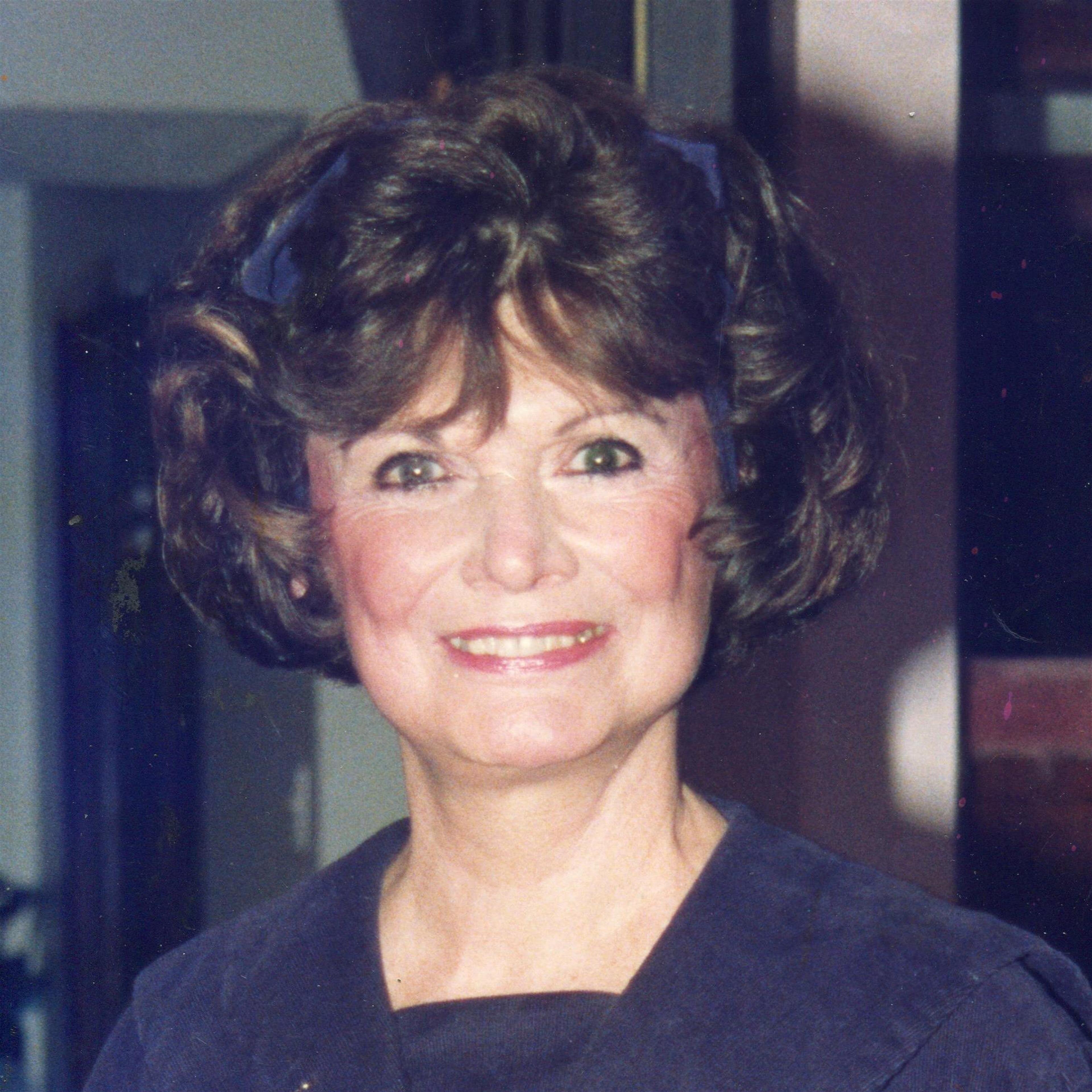 GLORIA M LLEWELLYN