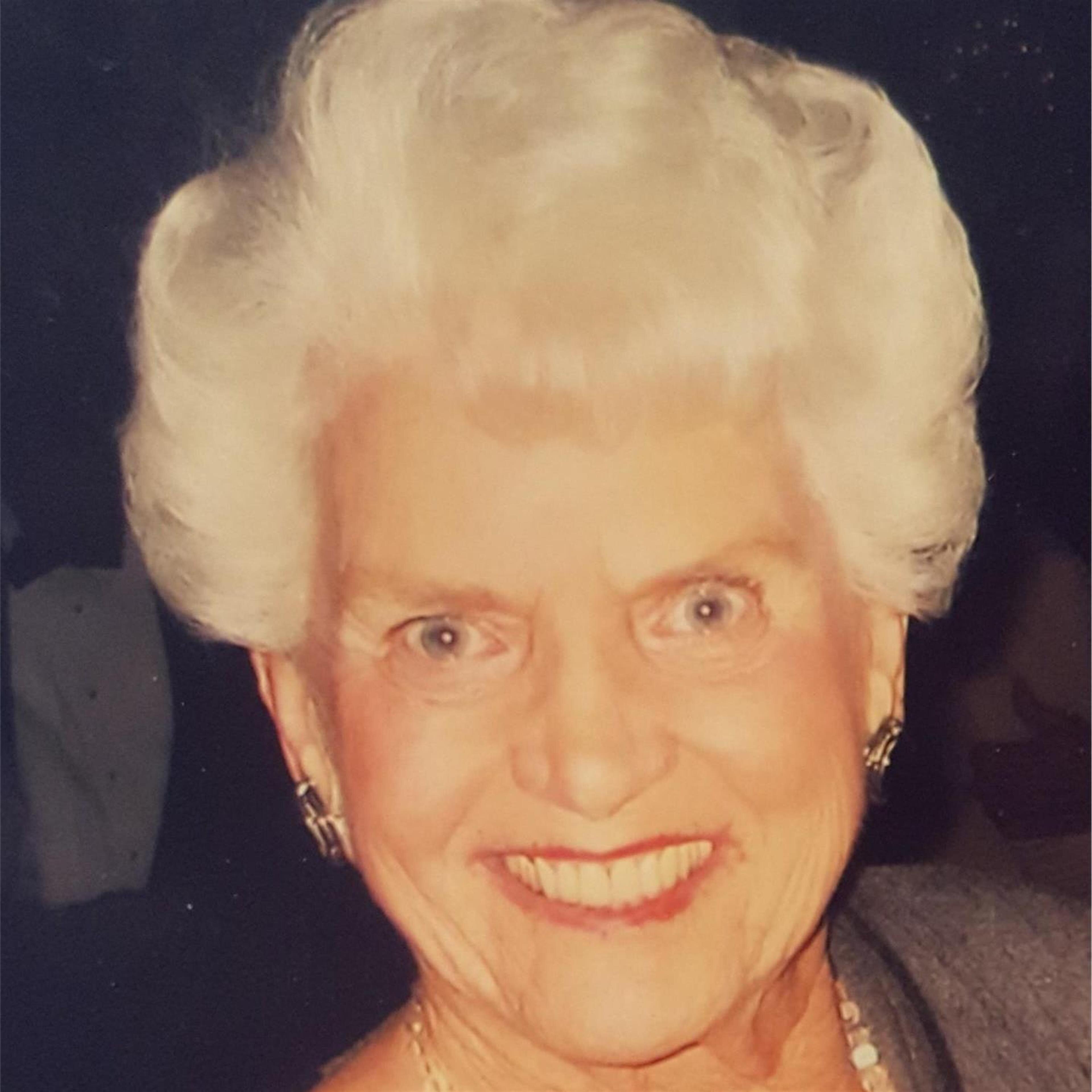 Evelyn D Lindecke
