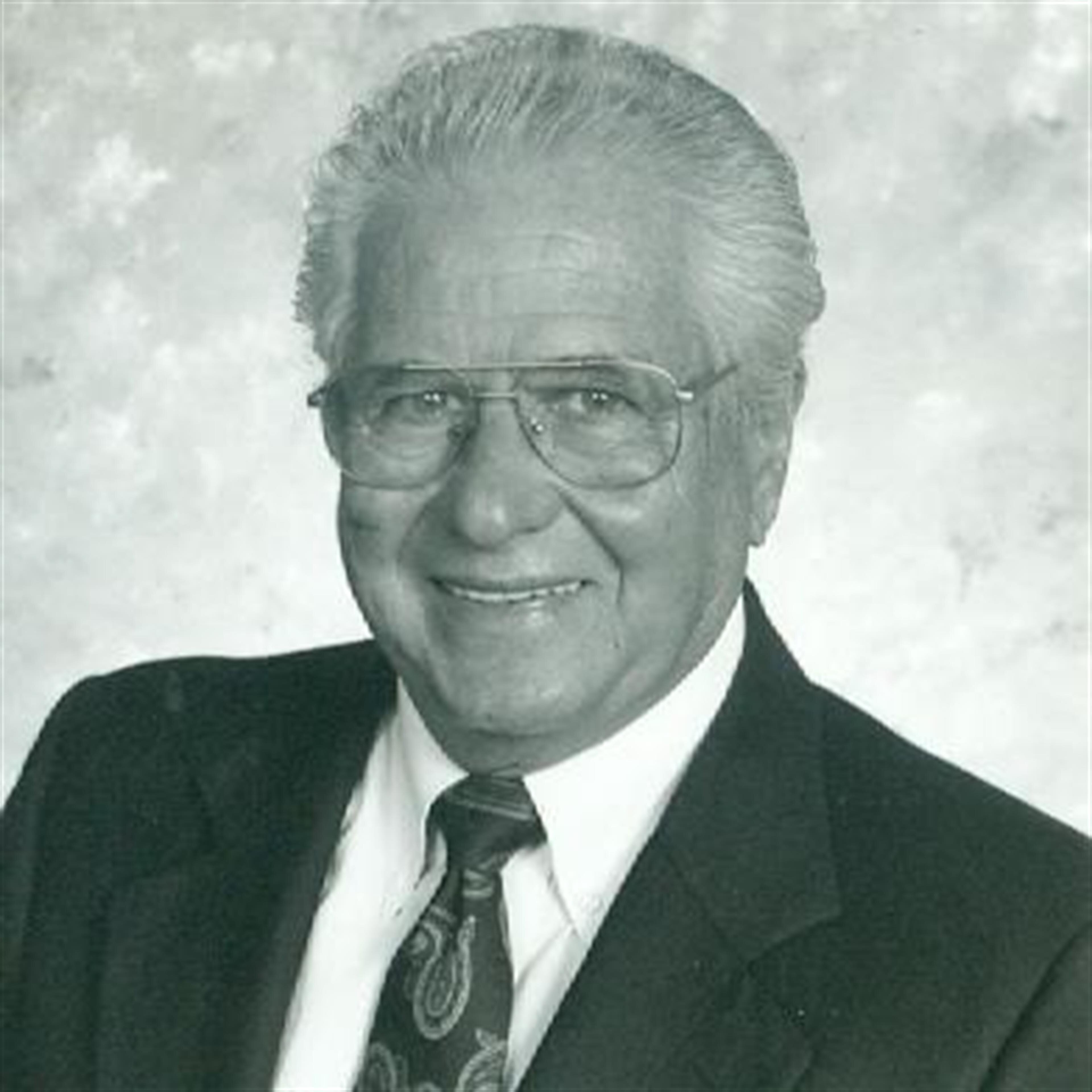 Hector  Vila Sr