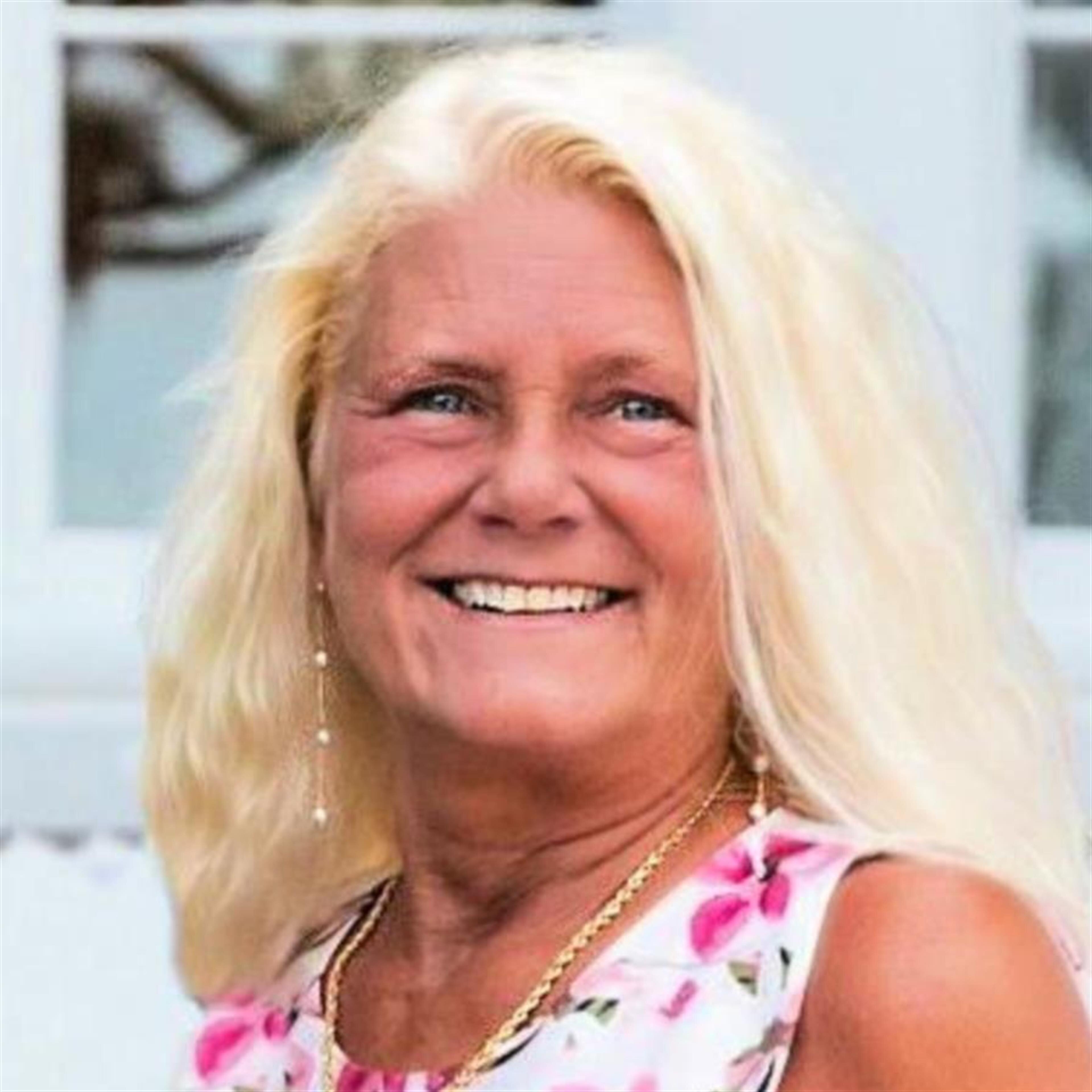 Suzanne Lynn Staves