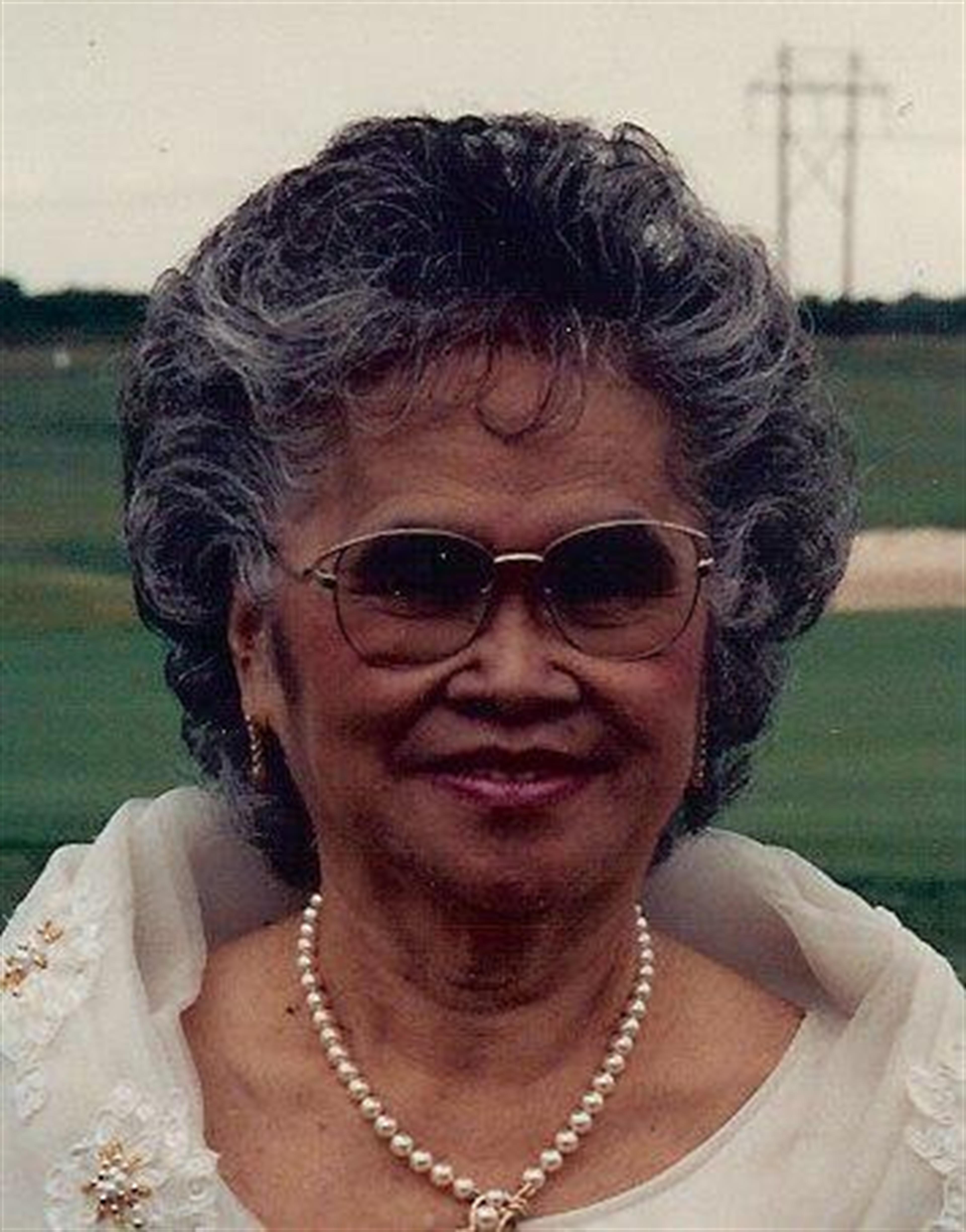 Lina “Lily†Cuerpo Reyes' obituary picture